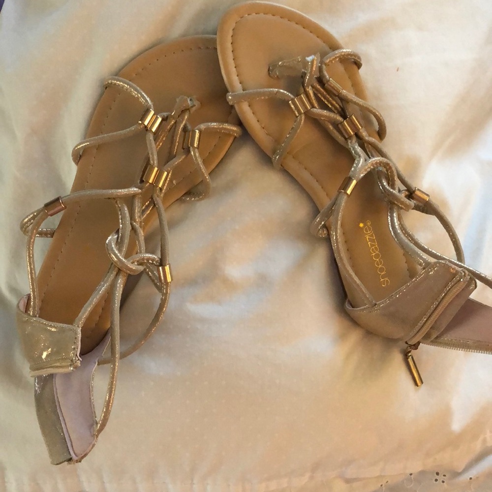 Gold/Beige Sandal with gold accents